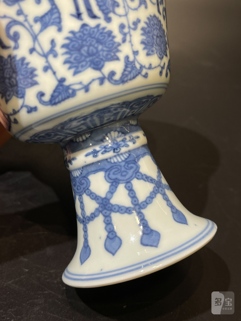 清乾隆 青花缠枝莲梵文高足杯 - 图10